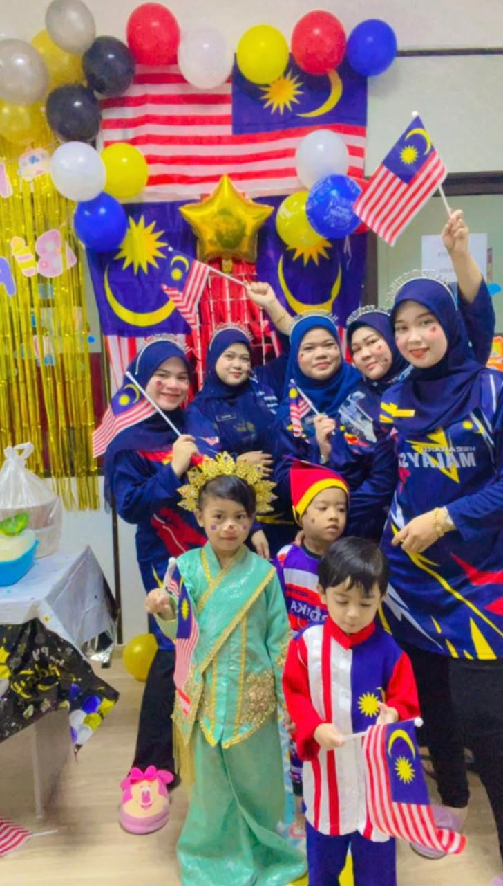 Guru dan kanak-kanak WM Childhood Therapy Centre meraikan Hari Kebangsaan