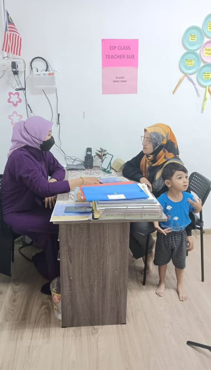 Guru berbincang bersama ibu dan anak semasa perjumpaan waris