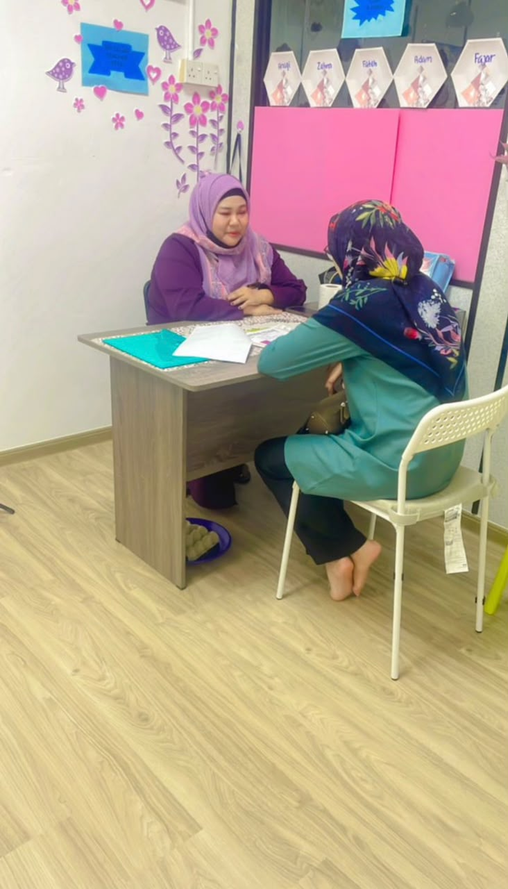 Guru berbincang dengan ibu bapa semasa perjumpaan waris